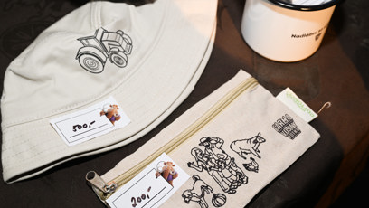 FOTO: Součástí nabídky byl tematický merch. Klobouček stál 500 korun a látkový penál 200 korun.
