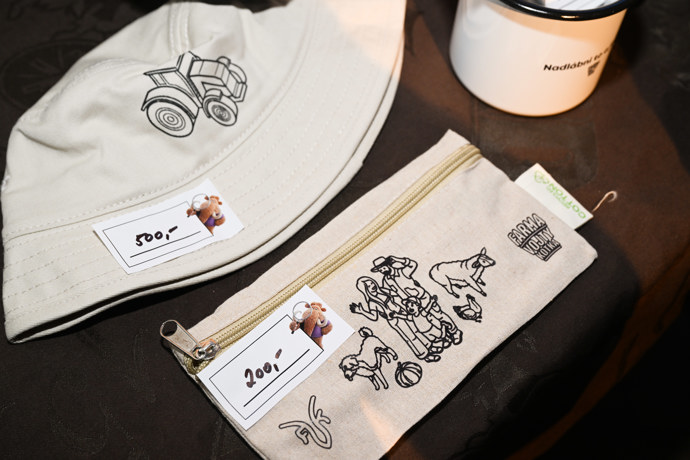 FOTO: Součástí nabídky byl tematický merch. Klobouček stál 500 korun a látkový penál 200 korun. – stránka 25
