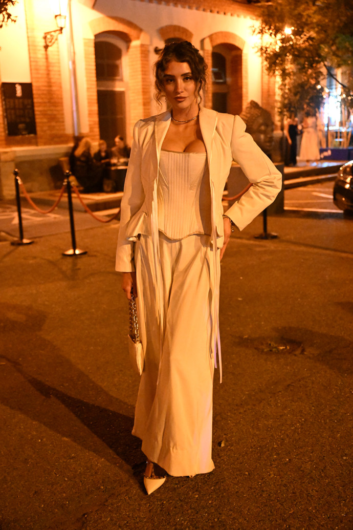 FOTO: Daniela Zálešáková na přehlídce Hany Valtové. – stránka 38