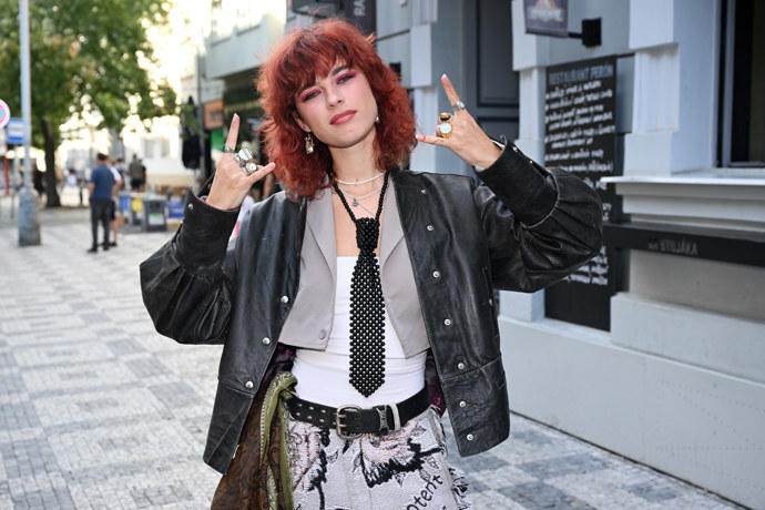 FOTO: Anna Dvořáková na premiéře zaujala výrazným účesem i netradičním outfitem. – stránka 1