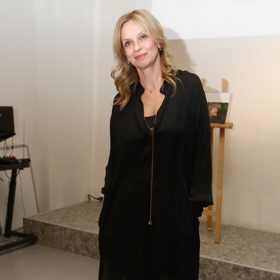Když už Ivana Chýlková oblékne monochromatický outfit, dává si záležet na tom, aby dlouhá postava nepůsobila utopeně.