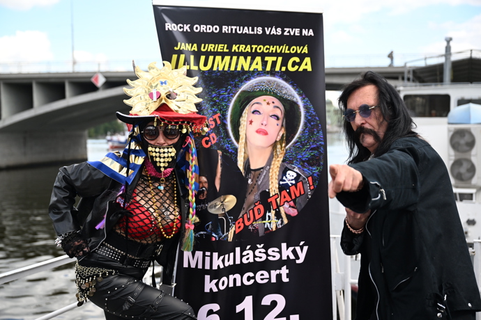 FOTO: Jana a její partner Jiří Hrubeš k sobě náramně ladí. – stránka 3