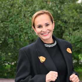 Monika Absolonová se zahalila celá do černé. 