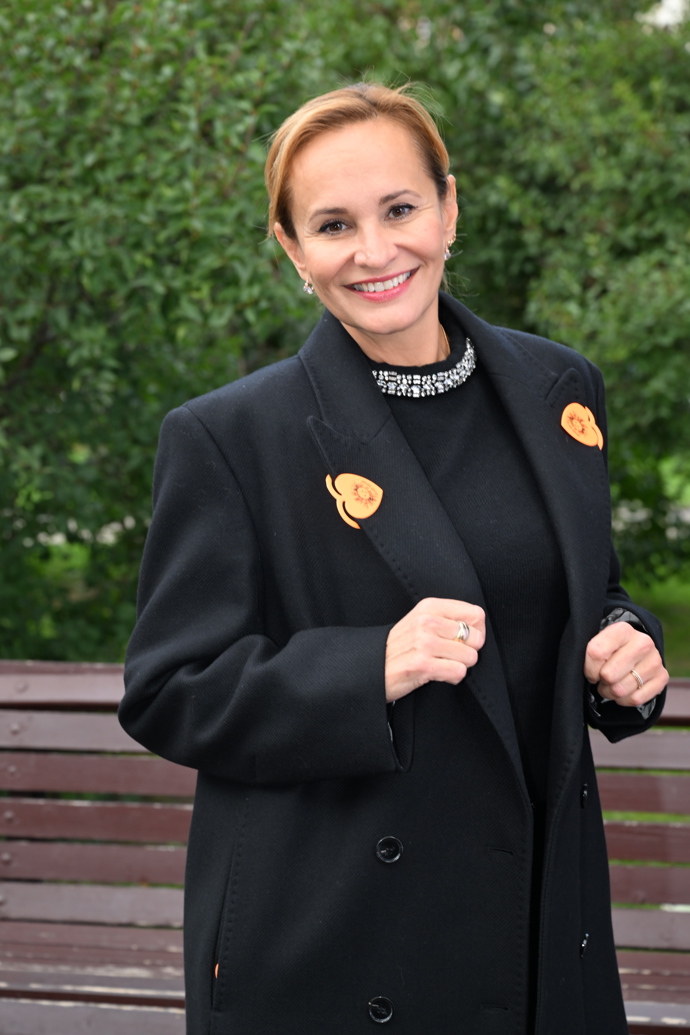 FOTO: Monika Absolonová pomáhá dětem. – stránka 17
