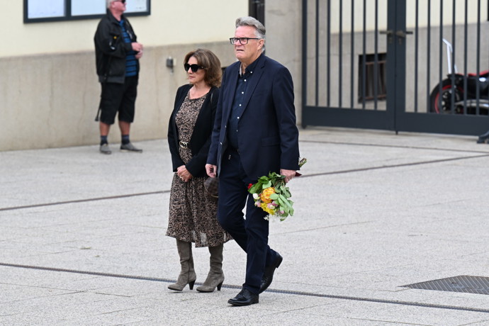 FOTO: Marie Rottrová s manželem na pohřbu Richarda Tesaříka. – stránka 11