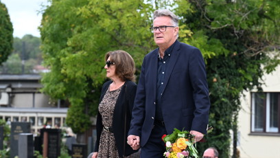 FOTO: Marie Rottrová s manželem na pohřbu Richarda Tesaříka.