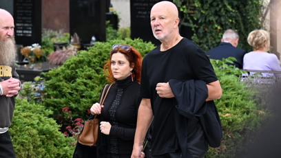 FOTO: Ondřej Soukup s Luciou na pohřbu Richarda Tesaříka.