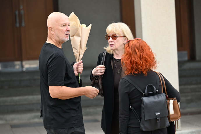 FOTO: Ondřej Soukup přinesl bílé růže. – stránka 70