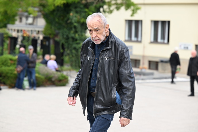 FOTO: Pavel Rímský na pohřbu Richarda Tesaříka. – stránka 66