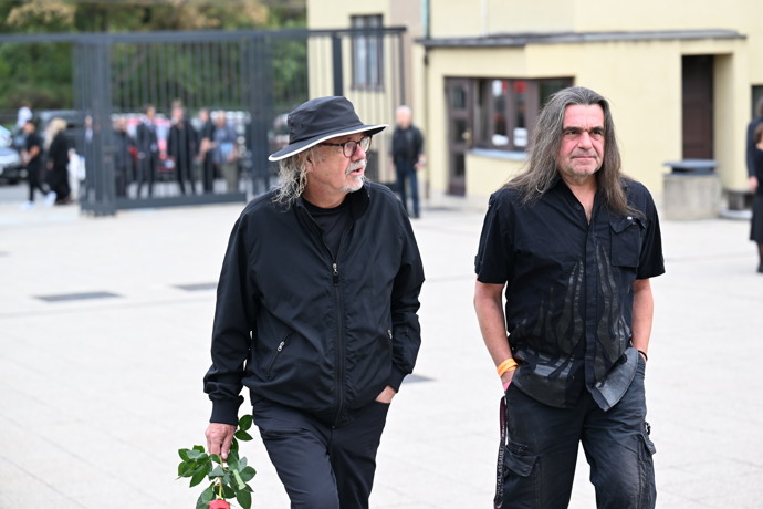 FOTO: Ondřej Hejma na pohřbu kolegy Richarda Tesaříka. – stránka 62
