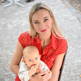 Barbora Mottlová vzala na oslavu seriálu Ulice i svého synka.
