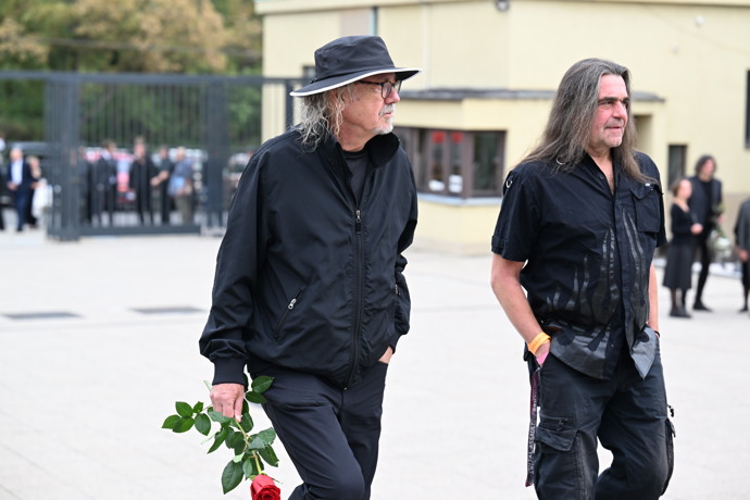 FOTO: Ondřej Hejma na pohřbu kolegy Richarda Tesaříka. – stránka 61