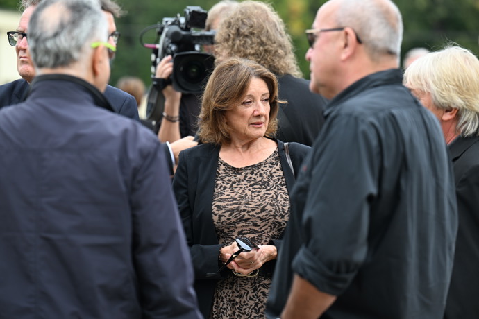 FOTO: Marie Rottrová na chvíli odložila brýle. – stránka 7