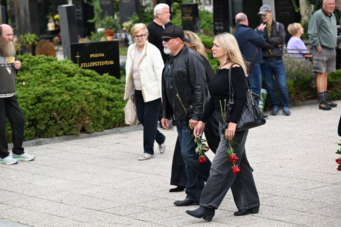 FOTO: Pohřeb Richarda Tesaříka. – stránka 58