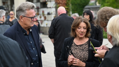 FOTO: Marie Rottrová v hloučku svých blízkých.
