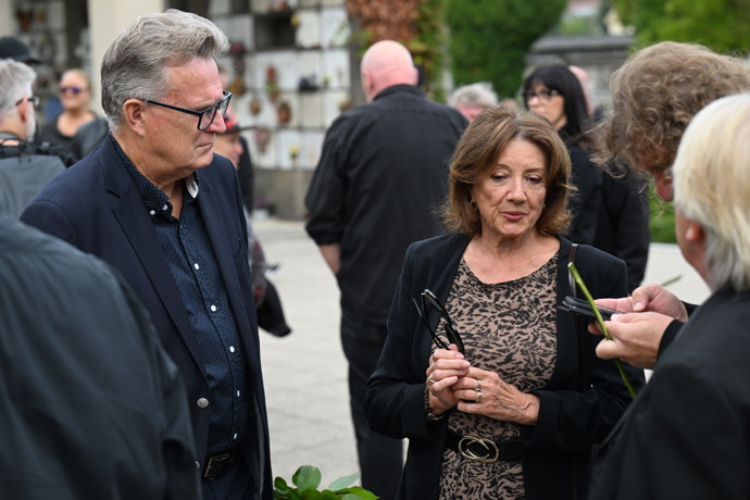FOTO: Marie Rottrová v hloučku svých blízkých. – stránka 6