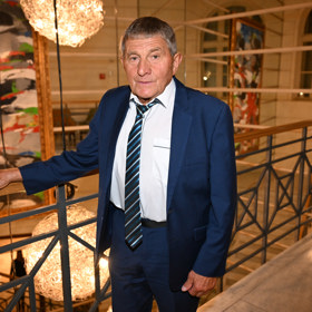 Josef Váňa si nenechal ujít přehlídku Beaty Rajské k letošnímu ročníku Velké pardubické. 