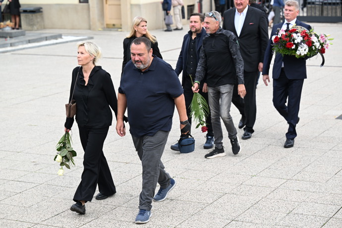 FOTO: Ivan Vodochodský a Jan Punčochář na pohřbu Richarda Tesaříka. – stránka 53