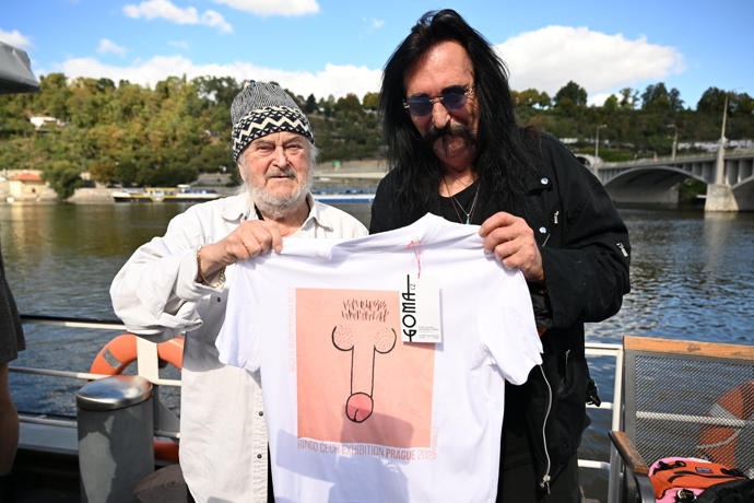 FOTO: Dárek od Františka Ringo Čecha. – stránka 14