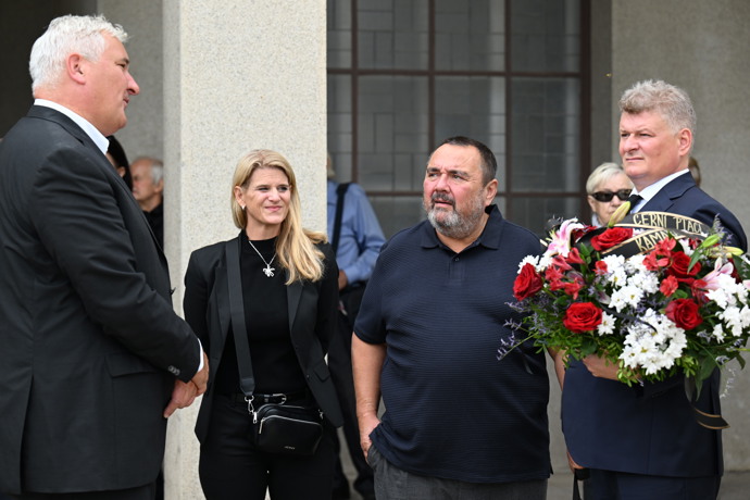 FOTO: Ivan Vodochodský se přišel naposledy rozloučit s Richardem Tesaříkem. – stránka 50