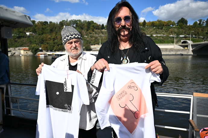FOTO: František Ringo Čech a Jiří Hrubeš na akci Jany Uriel Kratochvílové. – stránka 13