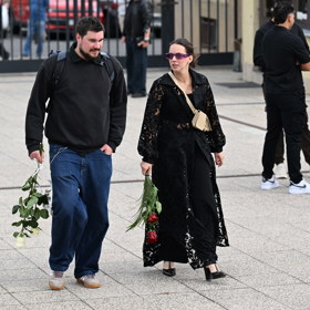 Michaela Tomešová na pohřbu Richarda Tesaříka.