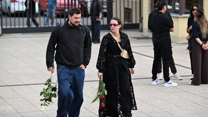 FOTO: Michaela Tomešová na pohřbu Richarda Tesaříka.
