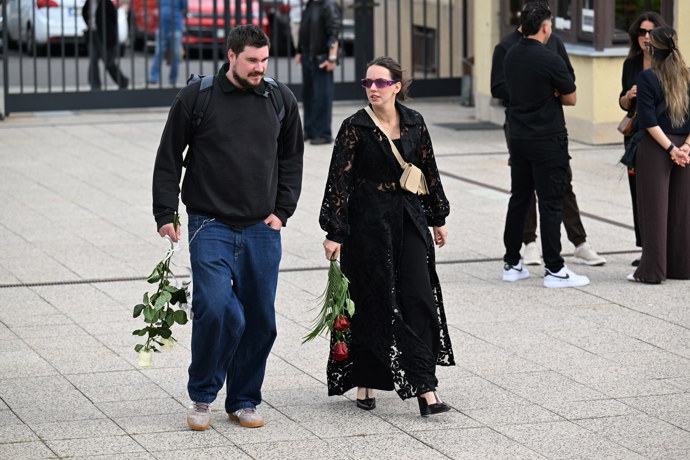 FOTO: Michaela Tomešová na pohřbu Richarda Tesaříka. – stránka 43