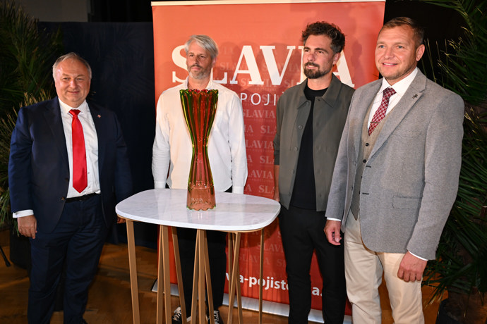 FOTO: Návrh pochází z dílny oceňovaného designéra Lukáše Jabůrka a pohár zhotovila sklárna AJETO. – stránka 3