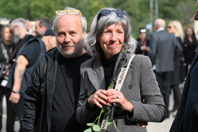 FOTO: Marcela Březinová se přišla naposledy rozloučit s Richardem Tesaříkem. – stránka 45