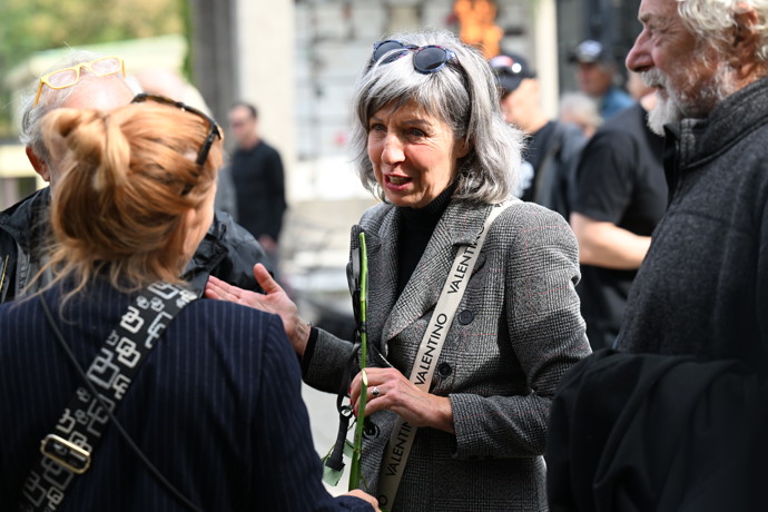 FOTO: Marcela Březinová se přišla naposledy rozloučit s Richardem Tesaříkem. – stránka 44