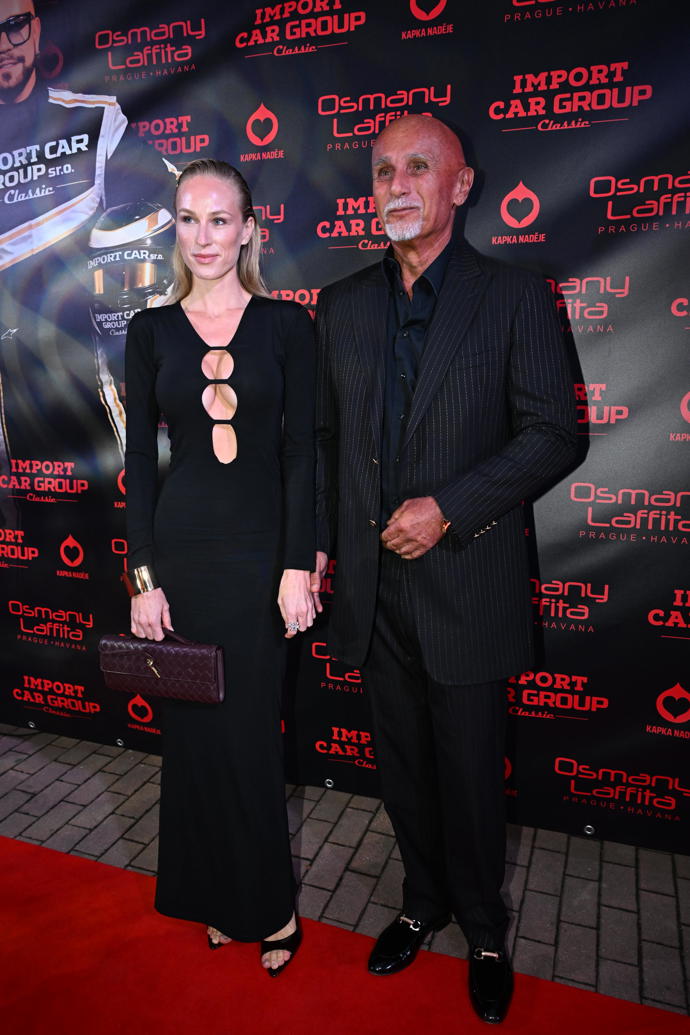 FOTO: Richard Chlad a Anna-Marie Kánská pózovali fotografům. – stránka 102
