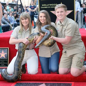 Terri, Bindi a Robert v roce 2018, kdy společně odhalili hvězdu Stevea Irwina na hollywoodském chodníku slávy.