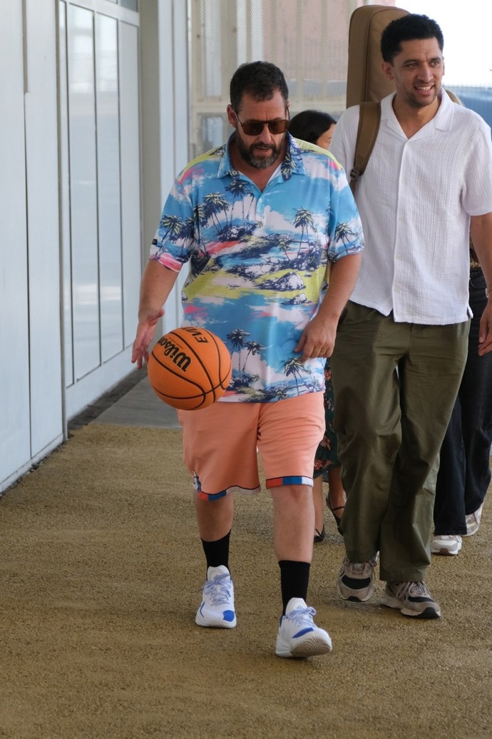 FOTO: Zatímco jiní vyráží na filmové festivaly v róbách, Adam Sandler nahodí havajskou košili a jde. – stránka 5
