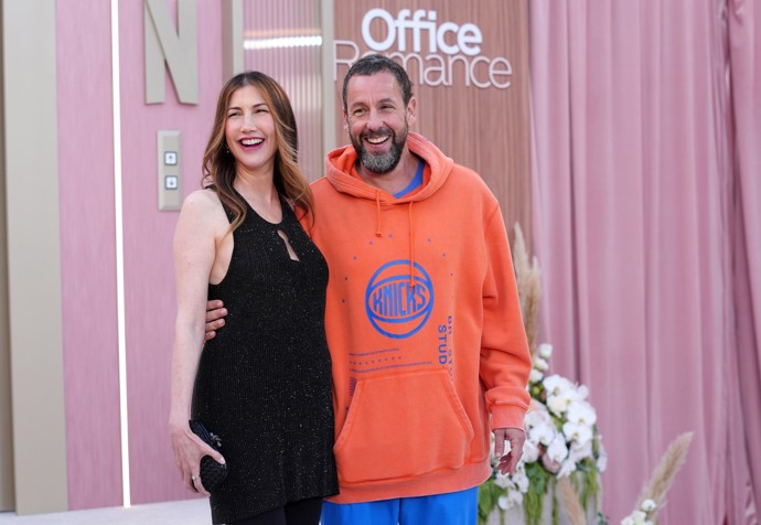 FOTO: Adam Sandler vyrazil na premiéru ve velmi pohodovém outfitu. – stránka 2