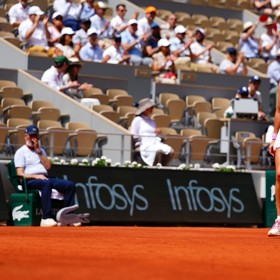 Mirra Andrejevová hází ve vzteku svou raketu často. Stalo se to i na French Open.