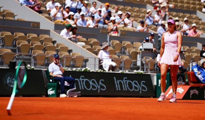 FOTO: Mirra Andrejevová hází ve vzteku svou raketu často. Stalo se to i na French Open. – stránka 1