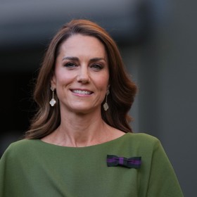 Takto vypadaly vlasy Kate při červencovém finále tenisového Wimbledonu. Tehdy ještě princezna z Walesu sázela u obličeje na jednolitou kaštanovou barvu.