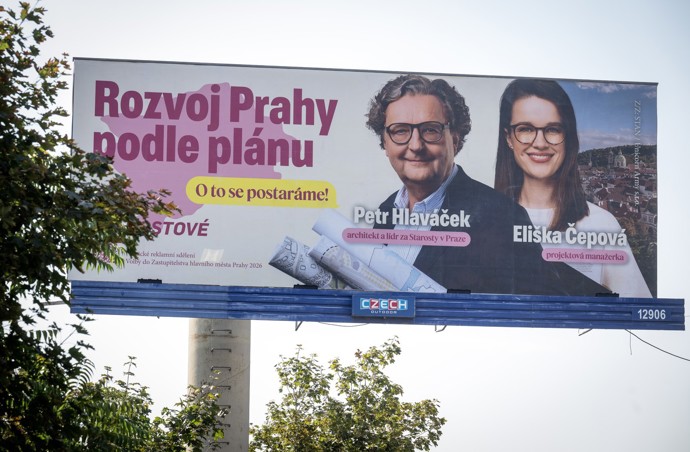 FOTO: Kandidáti STAN do podzimních komunálních voleb na magistrát Petr Hlaváček a Eliška Čepová na volebním billboardu na Strakonické – stránka 29