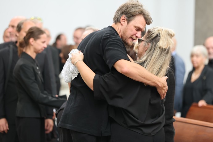 FOTO: Celý pohřeb byl plný emocí. – stránka 6