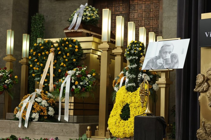 FOTO: Na pohřbu byla kytice ve tvaru kytary. – stránka 2