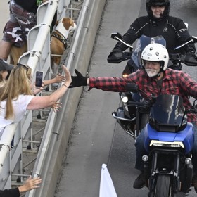 Petr Pavel se projel na motorce v čele průvodu.
