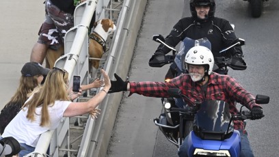 FOTO: Petr Pavel se projel na motorce v čele průvodu.