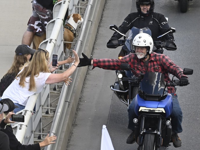 FOTO: Petr Pavel se projel na motorce v čele průvodu. – stránka 41