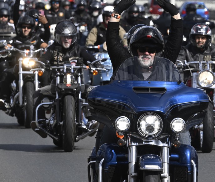 FOTO: Pavel vedl asi 800 motorkářů. – stránka 40