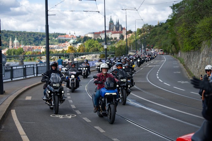 FOTO: Nechyběla ani prezidentova ikonická flanelová košile. – stránka 39