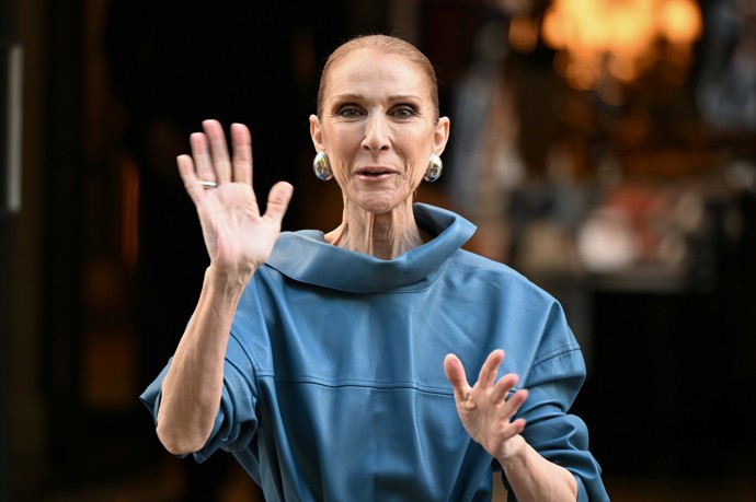 FOTO: Céline Dion se v Paříži ukázala fanouškům ve výrazném modrém modelu a s vlasy staženými do hladkého drdolu. – stránka 4