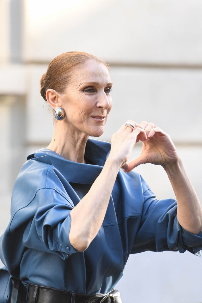 FOTO: Zpěvačka fanouškům poslala i srdce a před očekávaným návratem na pódia působila v dobré náladě. – stránka 1
