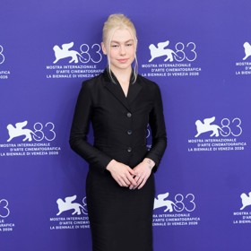 Phoebe Bridgers se na úvod festivalu postarala o rozruch nejen svým oblečením, ale i ochlupením. 