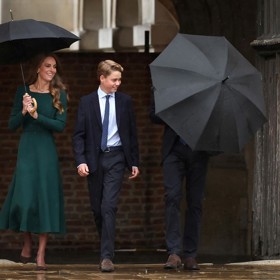 William se chvilku snažil vzdorovat živlům a deštník urovnat.